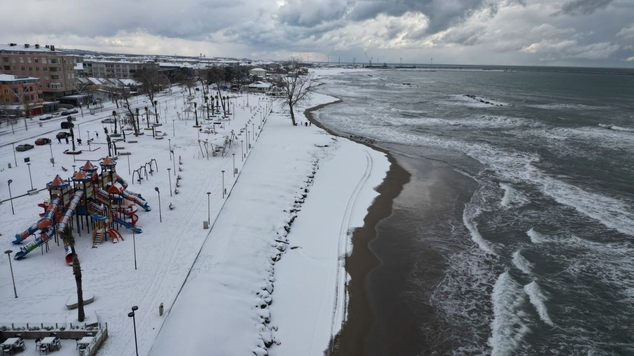Kar ve Dalgaların Buluşması Kartpostallık Manzaralar Oluşturdu - Sayfa 1