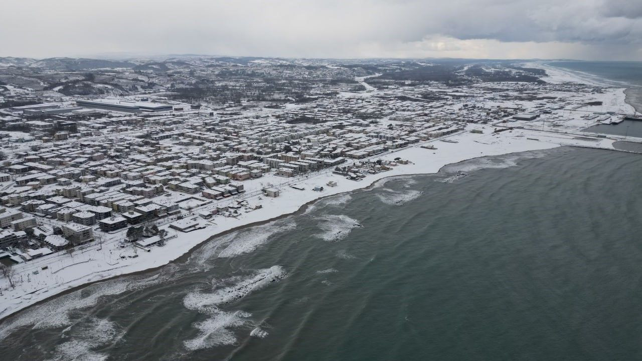 Kar ve Dalgaların Buluşması Kartpostallık Manzaralar Oluşturdu - Sayfa 2