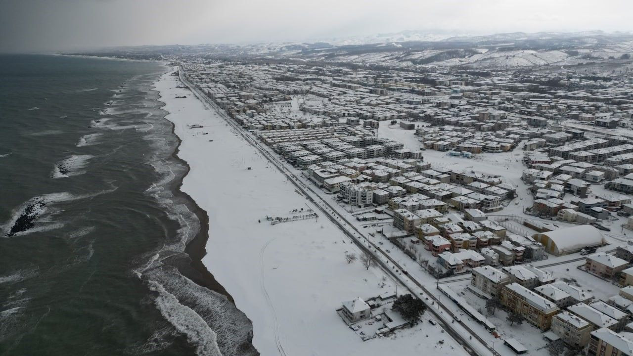 Kar ve Dalgaların Buluşması Kartpostallık Manzaralar Oluşturdu - Sayfa 3
