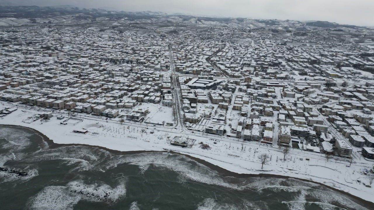 Kar ve Dalgaların Buluşması Kartpostallık Manzaralar Oluşturdu - Sayfa 4