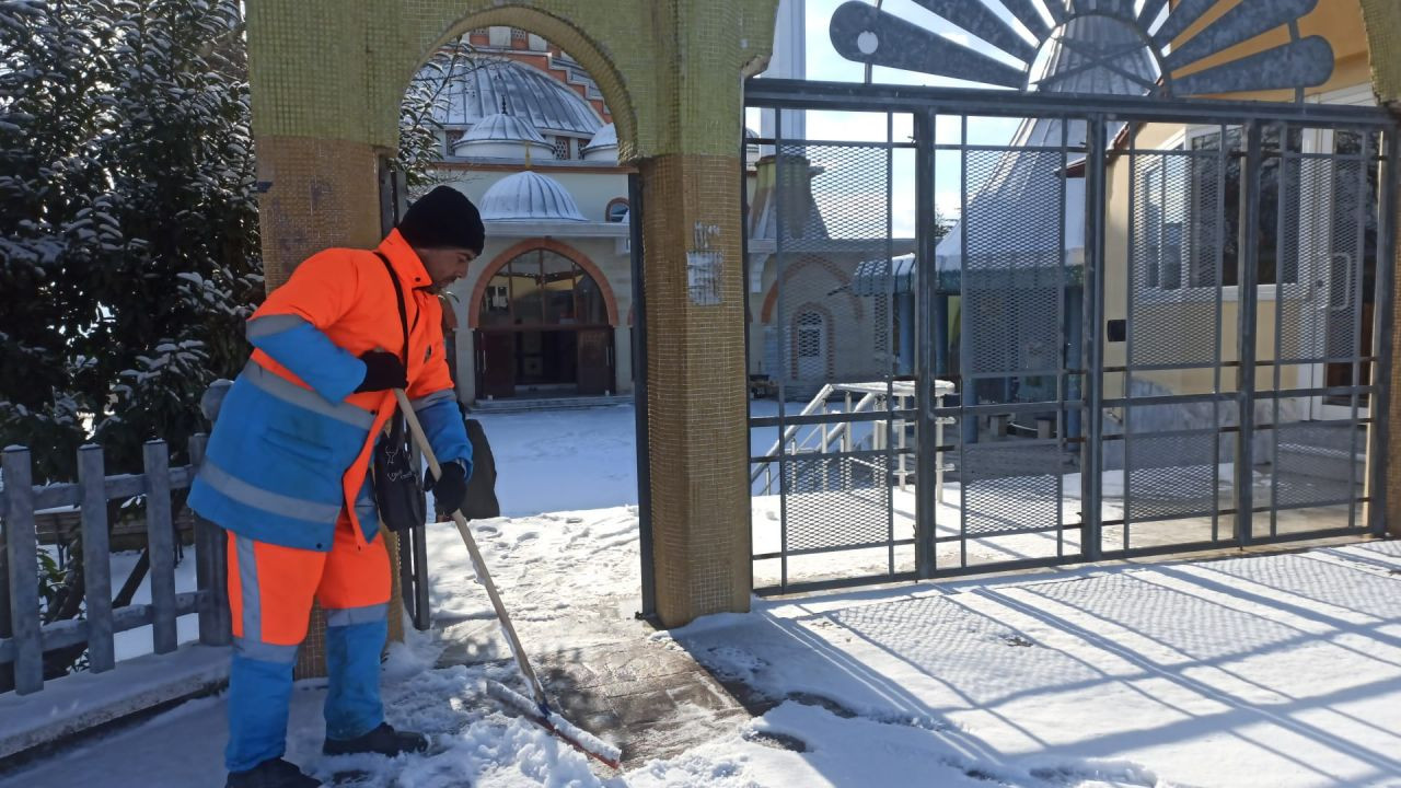 Serdivan’da Kar Mesaisi: Ekipler 7/24 Teyakkuzda - Sayfa 2