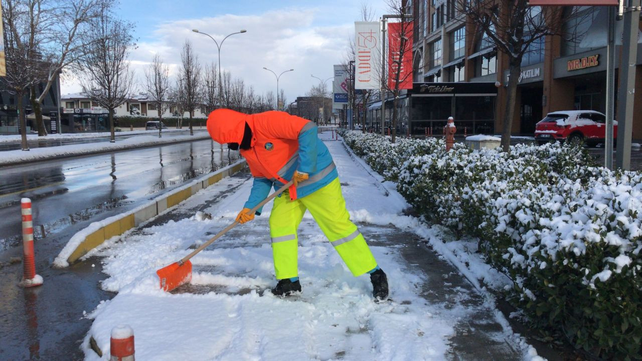 Serdivan’da Kar Mesaisi: Ekipler 7/24 Teyakkuzda - Sayfa 1