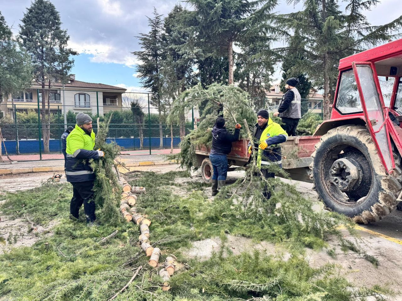 Serdivan Belediyesi, Kuvvetli Rüzgâra Karşı Önlemleri Artırdı - Sayfa 1