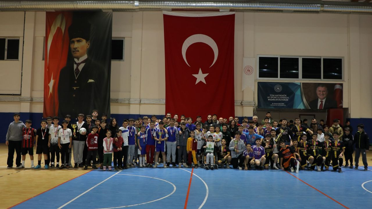 Ferizli’de Futsal Turnuvası Kupası’nın Sahibi Kemalpaşa FK Oldu - Sayfa 1