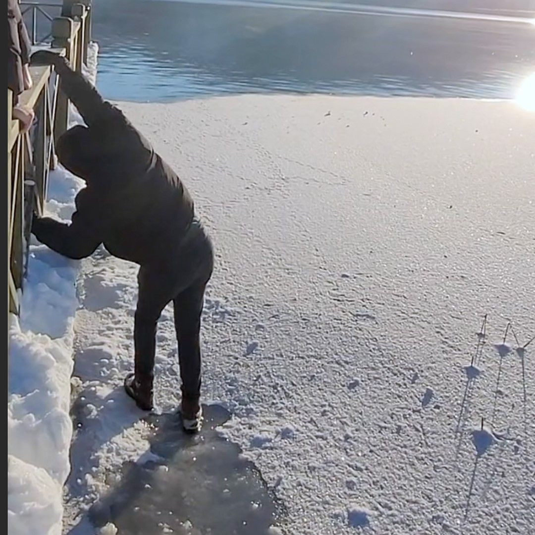 Donmuş Gölde Buz Kırıldı: Suya Düşmekten Son Anda Kurtuldu - Sayfa 4
