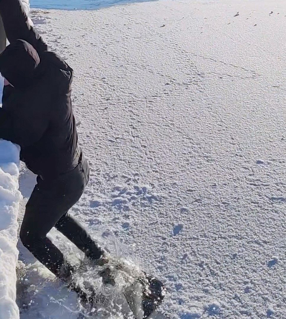 Donmuş Gölde Buz Kırıldı: Suya Düşmekten Son Anda Kurtuldu - Sayfa 1