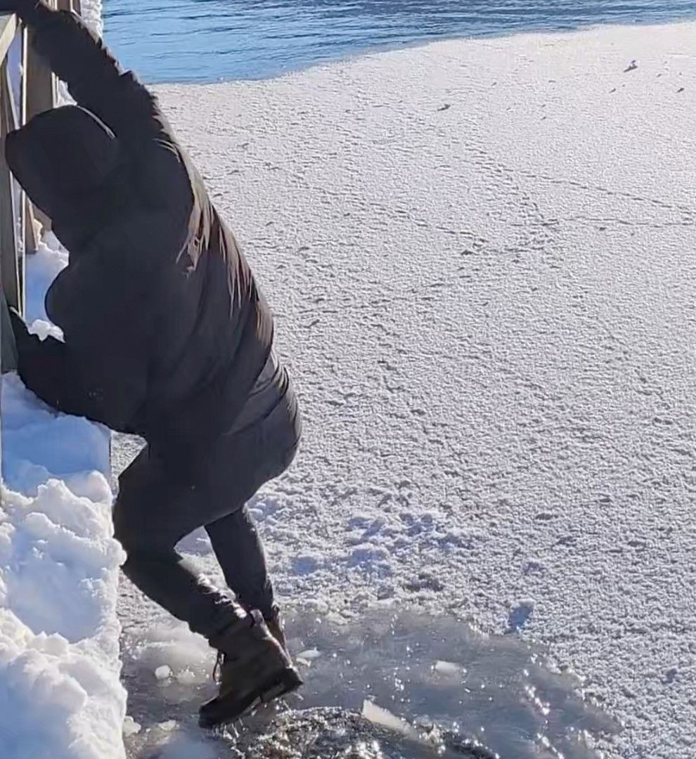 Donmuş Gölde Buz Kırıldı: Suya Düşmekten Son Anda Kurtuldu - Sayfa 2