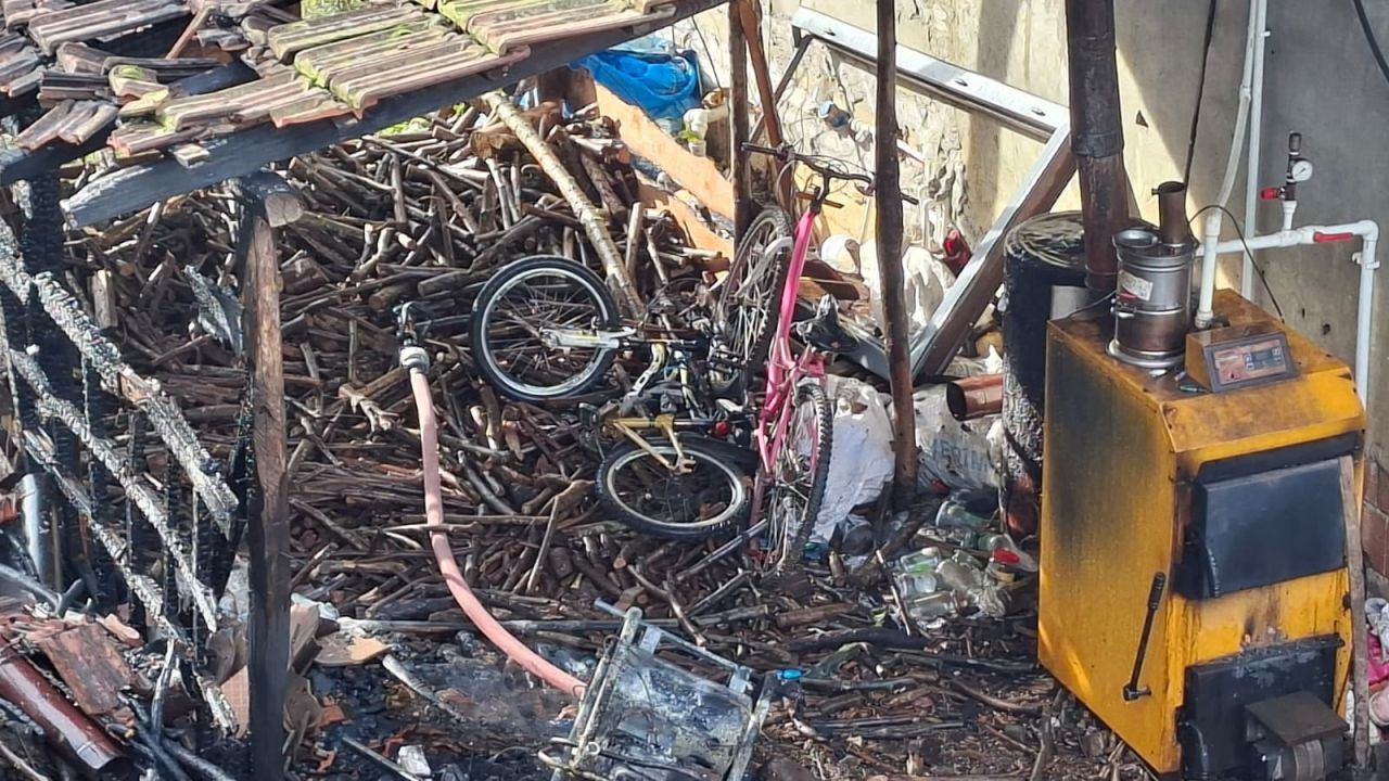 Akyazı’da Korkutan Yangın: Odunluk Alevlere Teslim Oldu - Sayfa 2