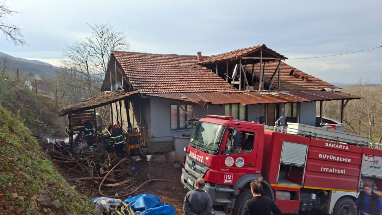 Akyazı’da Korkutan Yangın: Odunluk Alevlere Teslim Oldu - Sayfa 4