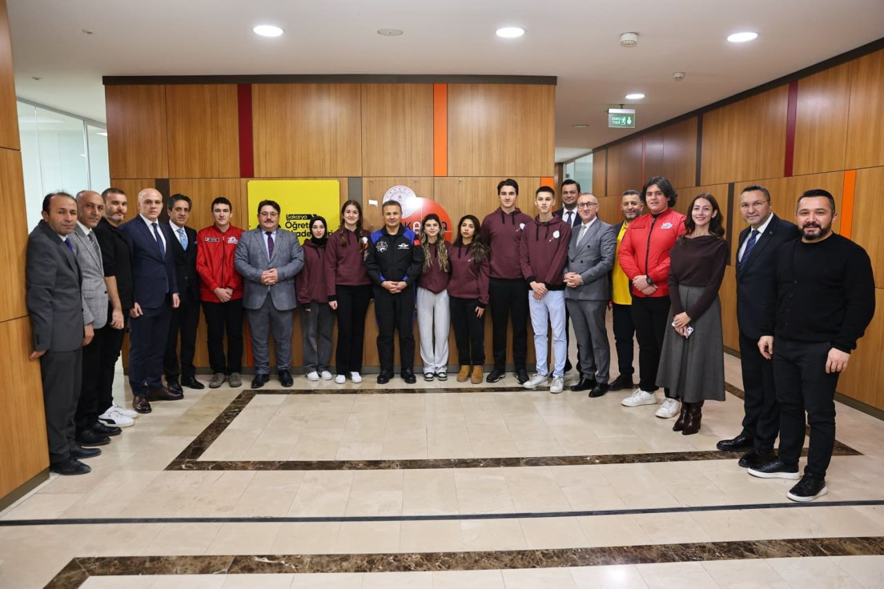 İlk Türk Astronot Alper Gezeravcı Sakarya’da Öğrencilerle Buluştu - Sayfa 1