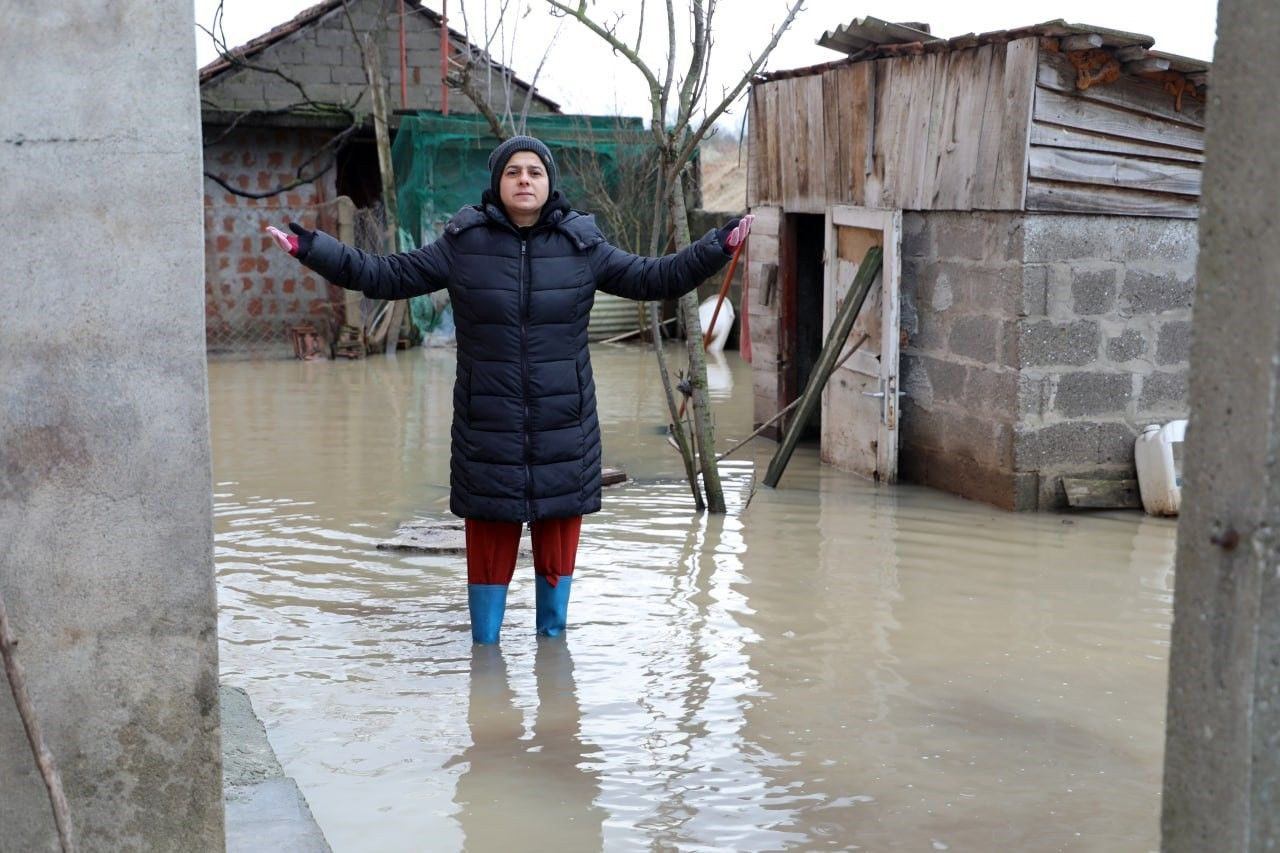 Karasu’da Nehir Taştı, Mahalle Sular Altında Kaldı - Sayfa 1
