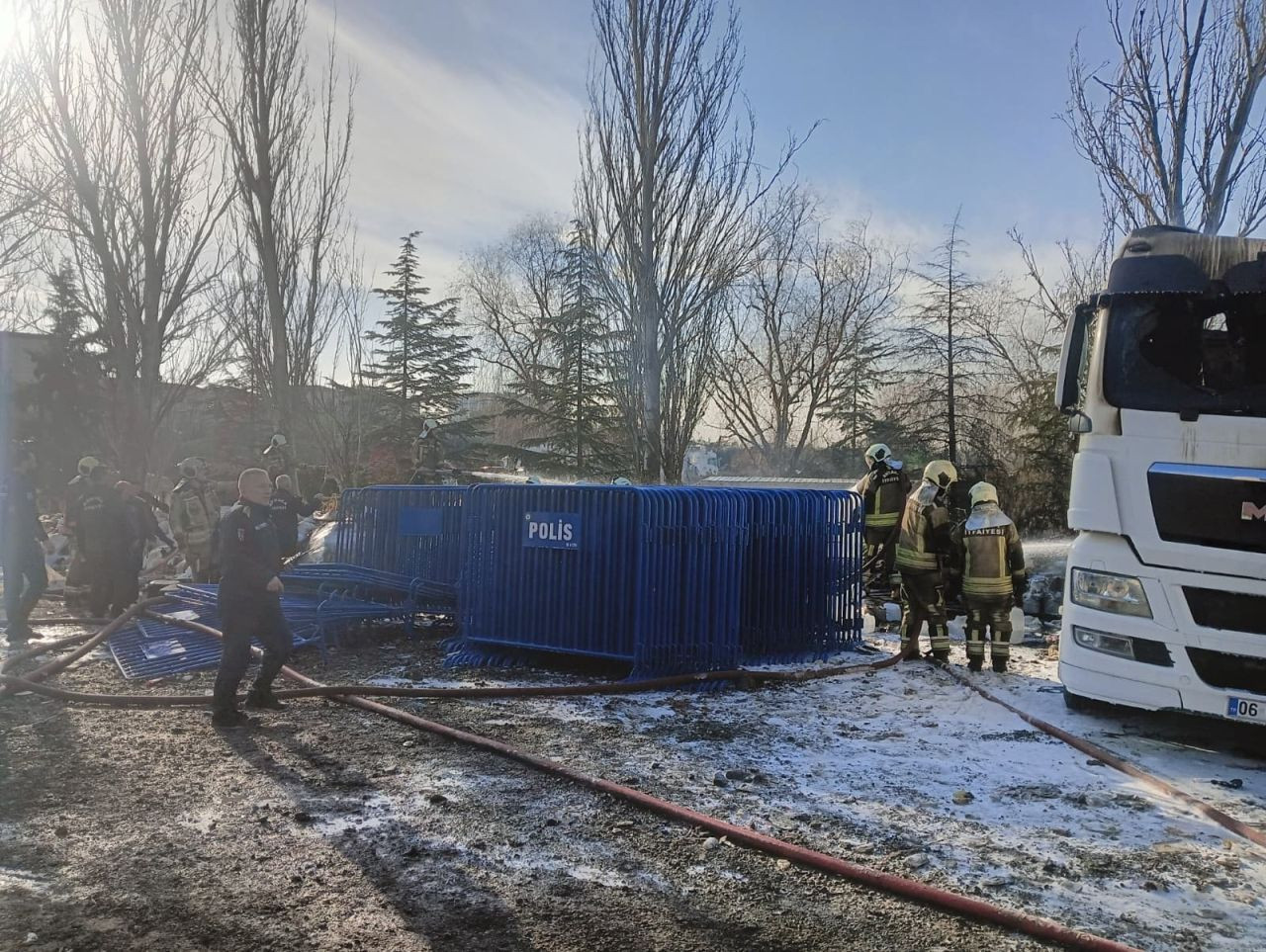 Yenimahalle’de Yediemin Otoparkında Tır Yangını - Sayfa 4