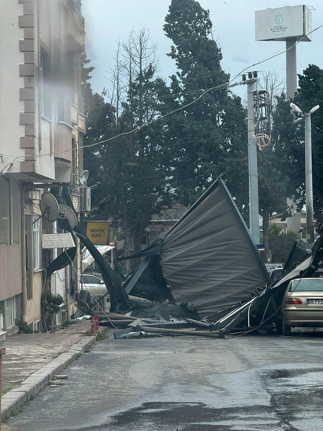 Şiddetli Fırtınada Çatıdan Kopan Kereste Otobüse Saplandı - Sayfa 4