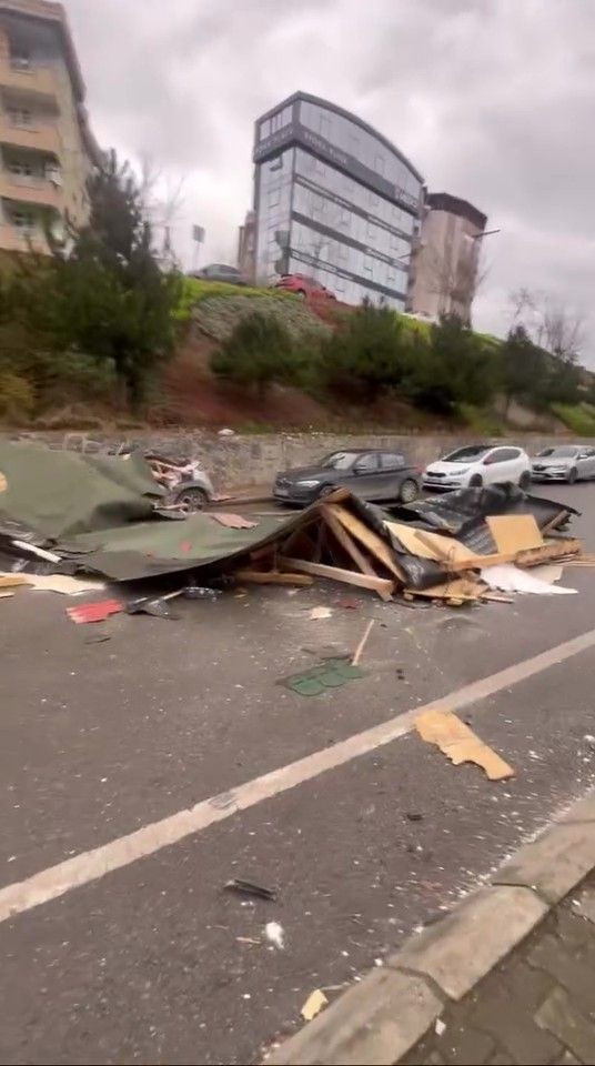 Şiddetli Fırtınada Çatıdan Kopan Kereste Otobüse Saplandı - Sayfa 2