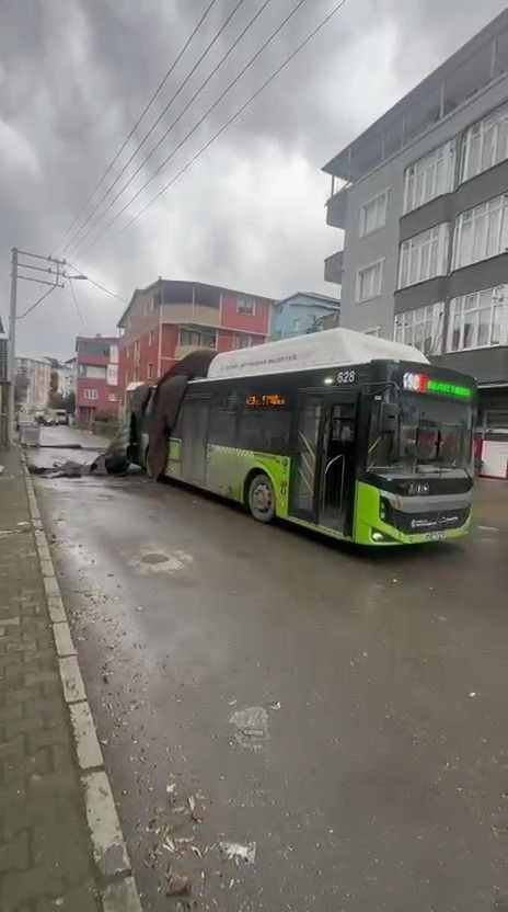 Şiddetli Fırtınada Çatıdan Kopan Kereste Otobüse Saplandı - Sayfa 3