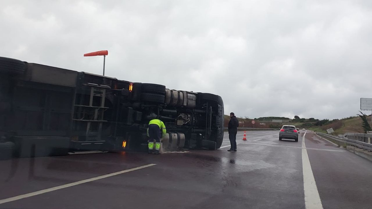 Fırtına Otobanda Tırı Devirdi - Sayfa 1