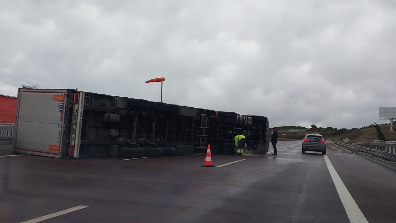 Fırtına Otobanda Tırı Devirdi - Sayfa 2