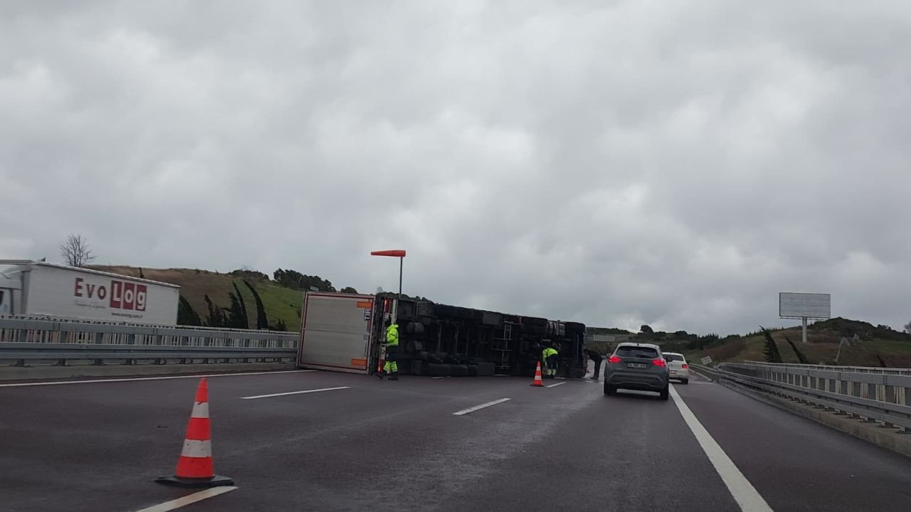 Fırtına Otobanda Tırı Devirdi - Sayfa 3