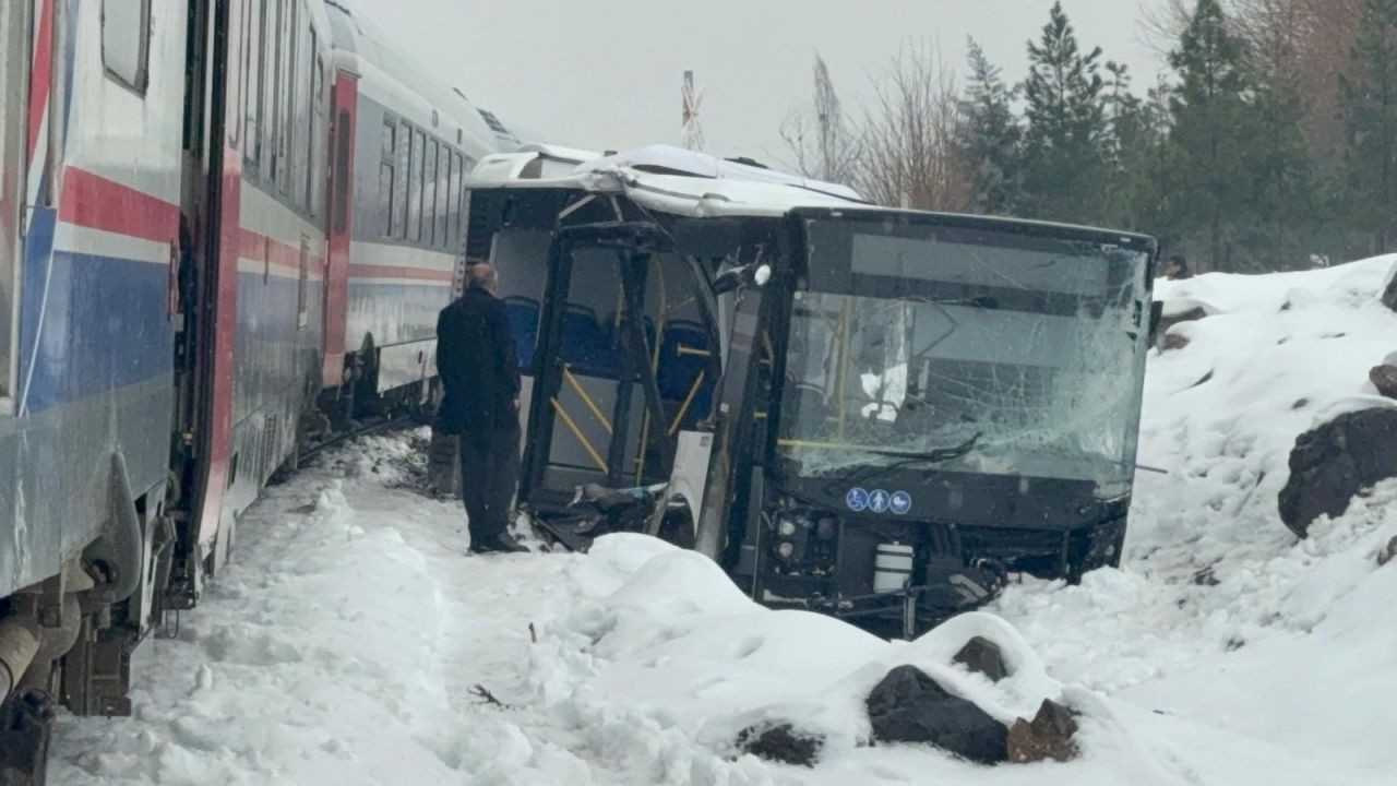 Hemzemin Geçitte Trenle Çarpışan Belediye Otobüsünde Kaza - Sayfa 4