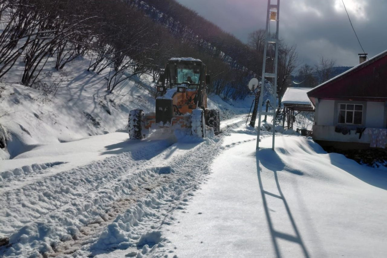 Hendek'te Ekipler Karla Mücadele Çalışmalarına Devam Ediyor - Sayfa 4