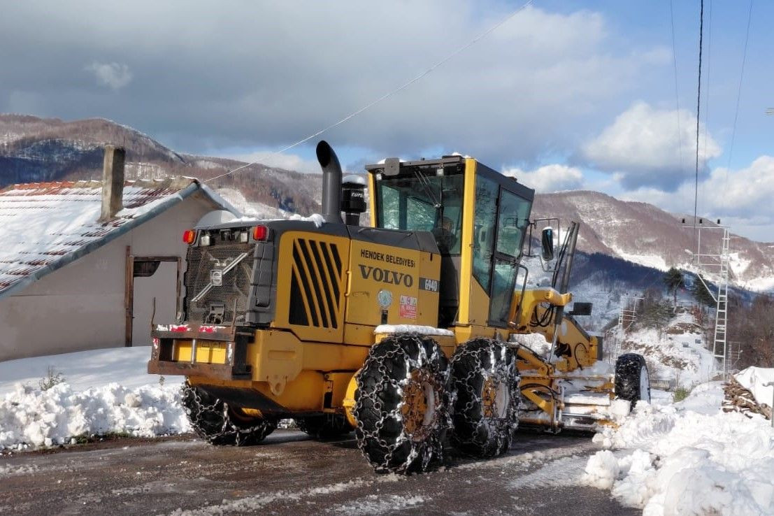 Hendek'te Ekipler Karla Mücadele Çalışmalarına Devam Ediyor - Sayfa 1