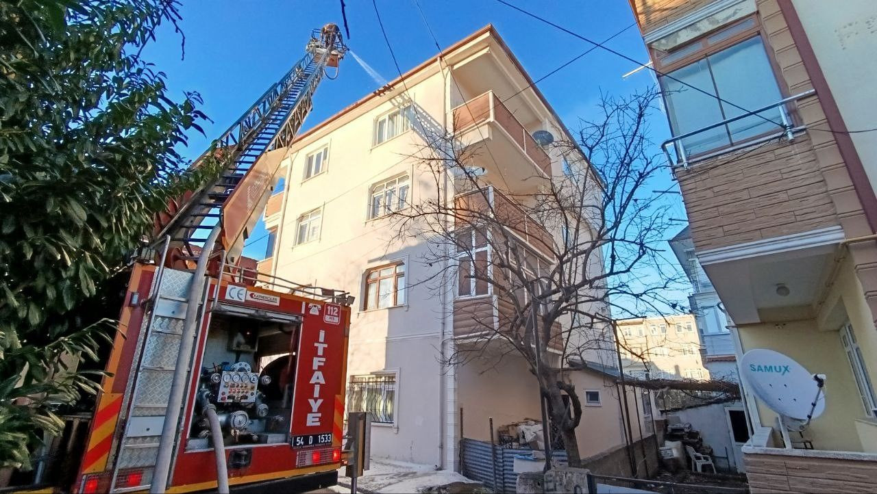 Karasu’da Mangal Yangını: Çatı Alevlere Teslim Oldu - Sayfa 1