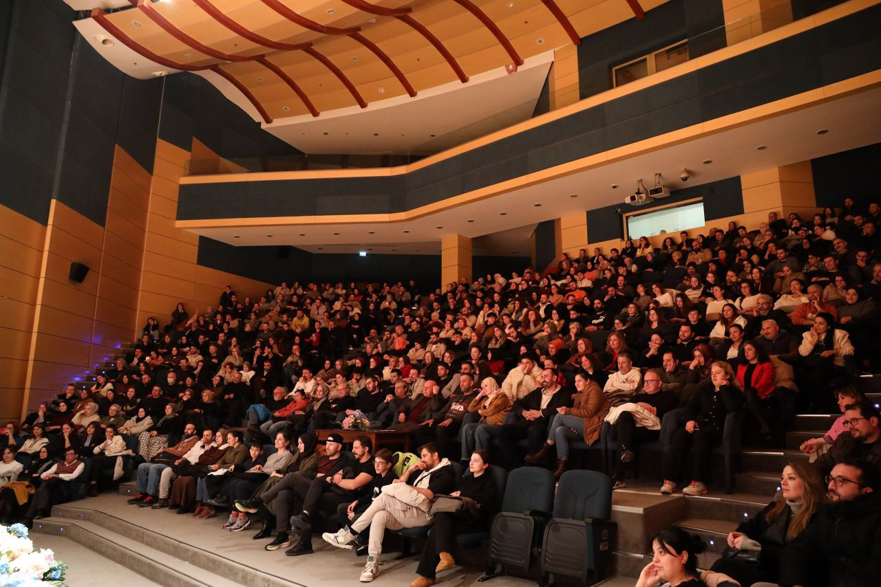 “Ruh Öküzüm” Sahnedeydi, Tiyatroseverler Salonu Doldurdu - Sayfa 3