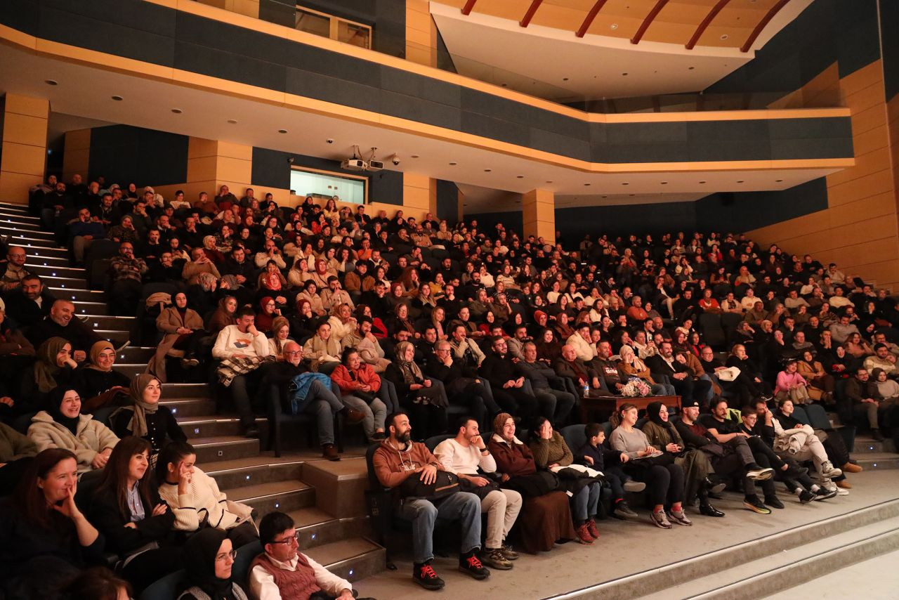 “Ruh Öküzüm” Sahnedeydi, Tiyatroseverler Salonu Doldurdu - Sayfa 4