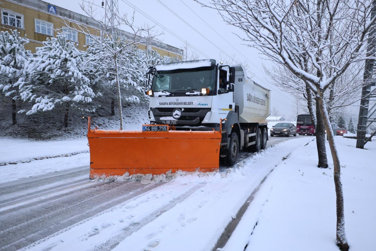 Büyükşehir 48 Araç Ve 100 Kişilik Timle Karla Mücadele Mesaisinde - Sayfa 1