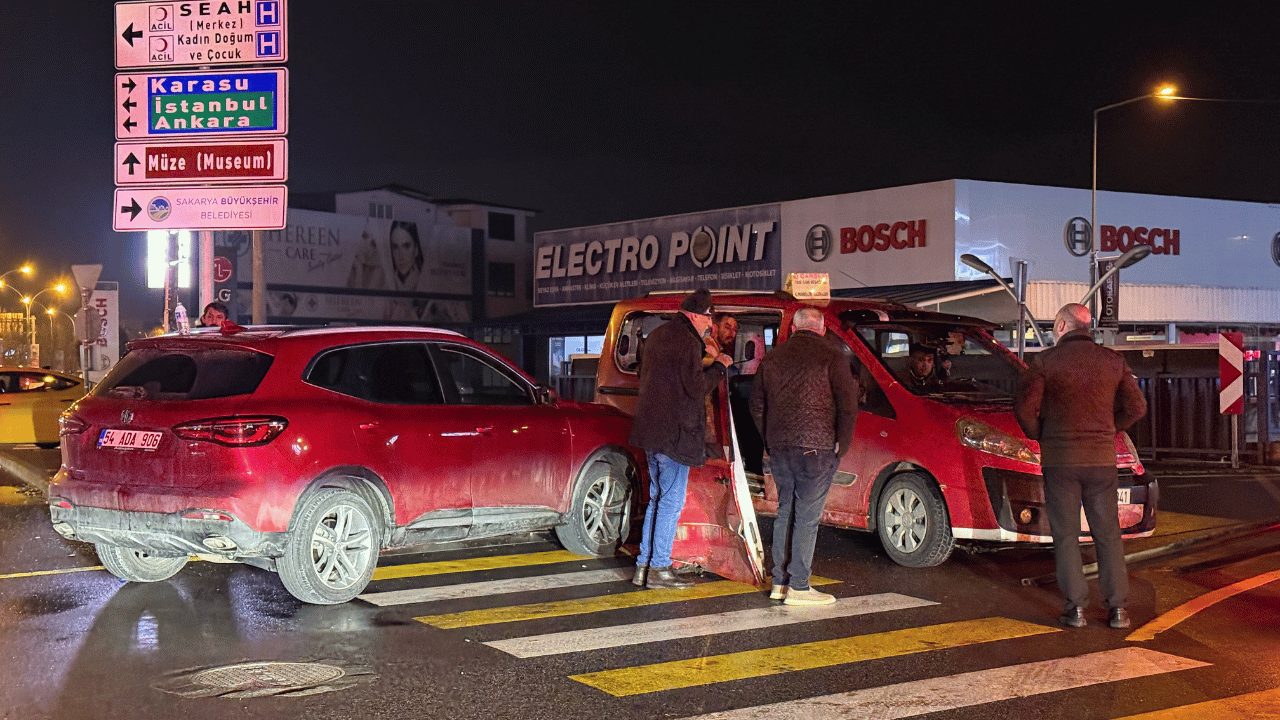 Adapazarı’nda Toplu Taşıma Aracı ile SUV Çarpıştı: 5 Yaralı - Sayfa 1