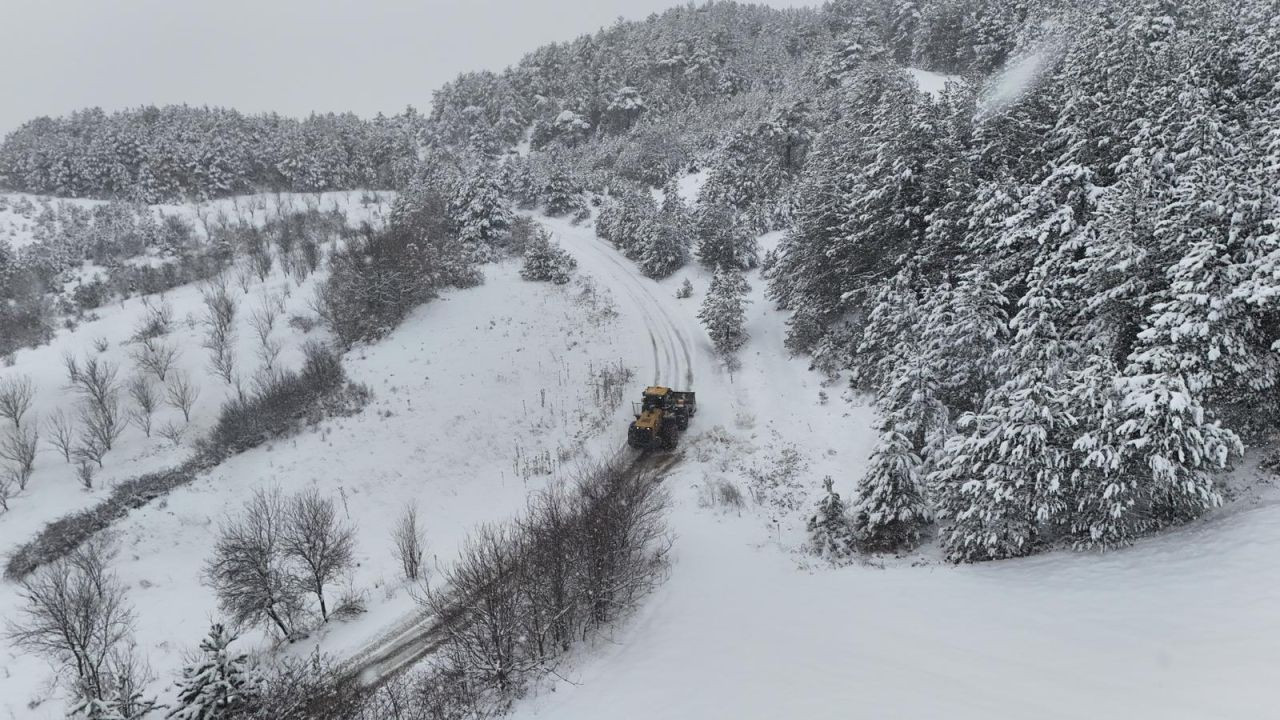 Büyükşehir Duraksız Kar Mesaisiyle Grup Yollarının Tamamını Ulaşıma Açtı - Sayfa 1