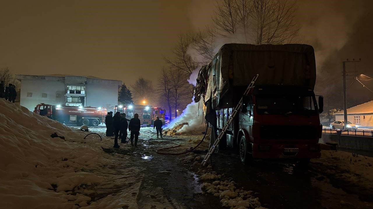 Hendek’te Saman Yüklü Kamyon Alev Aldı: Uyuyan Sürücü Son Anda Kurtarıldı - Sayfa 4