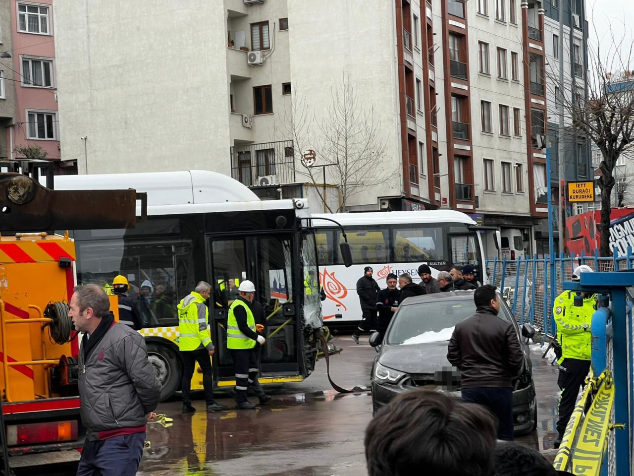 Esenler’de İETT Otobüsü Otoparka Daldı - Sayfa 1
