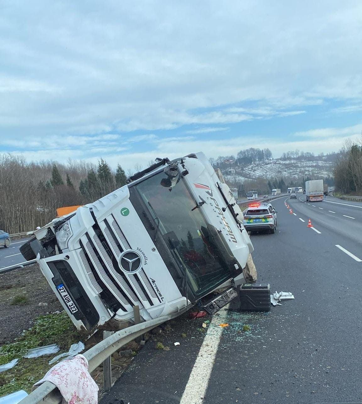 Sakarya Otoyolu’nda Tır Refüje Çarparak Yan Yattı: 1 Yaralı - Sayfa 1