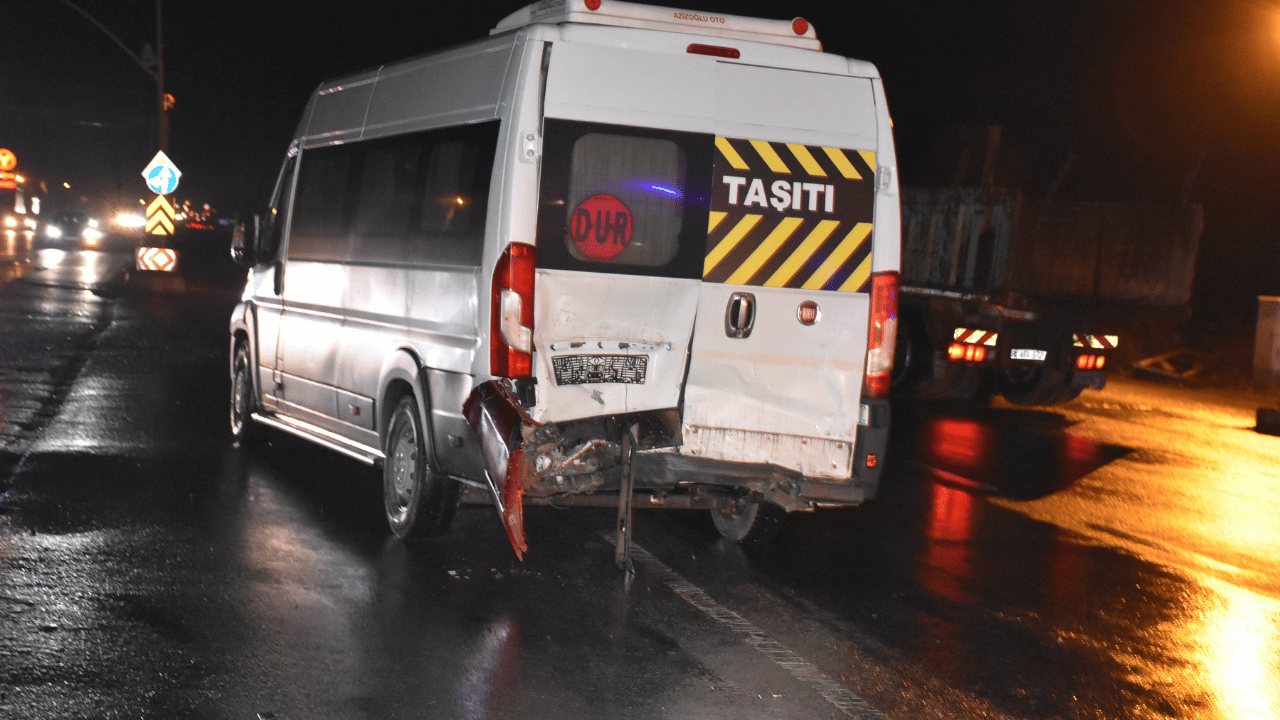 Hendek’te D-100’de Kaza: Otomobil Sürücüsü Kaçtı, 2 Kişi Yaralandı - Sayfa 1