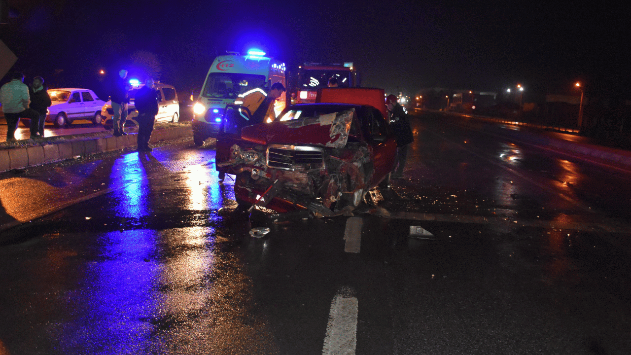 Hendek’te D-100’de Kaza: Otomobil Sürücüsü Kaçtı, 2 Kişi Yaralandı - Sayfa 3