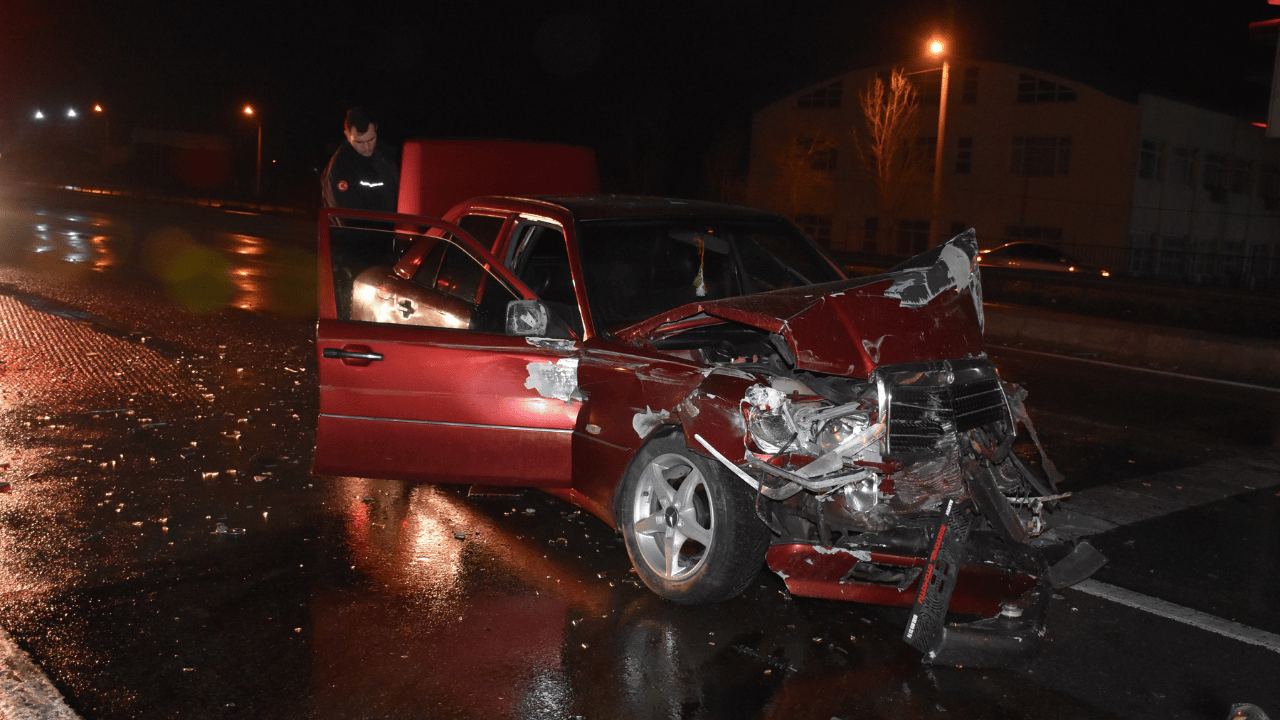 Hendek’te D-100’de Kaza: Otomobil Sürücüsü Kaçtı, 2 Kişi Yaralandı - Sayfa 4