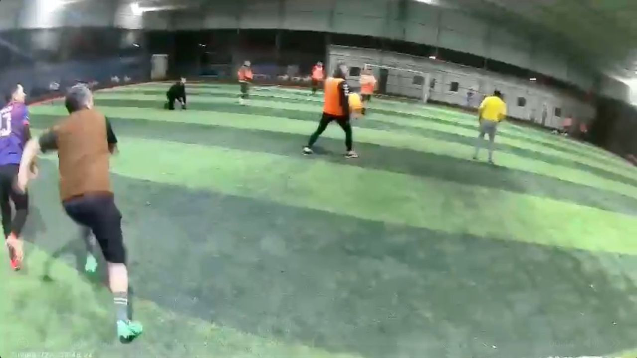 Halı Sahanın Çatısı Çöktü, Futbolcular Son Anda Kaçtı - Sayfa 1