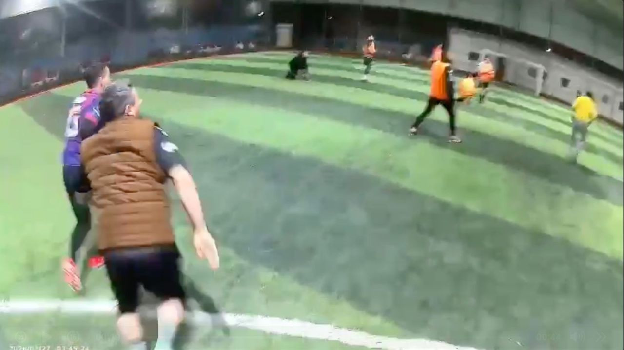 Halı Sahanın Çatısı Çöktü, Futbolcular Son Anda Kaçtı - Sayfa 3