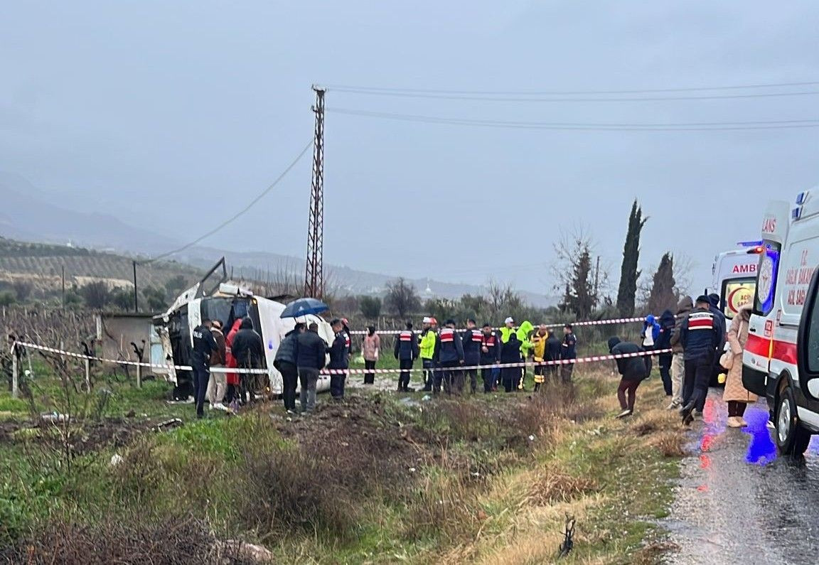 Denizli’de Memurları Taşıyan Servis Üzüm Bağına Uçtu: 1 Ölü, 25 Yaralı - Sayfa 1