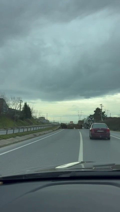 Seyir Halindeki Tırdan Düşen Saman Balyaları Trafiği Tehlikeye Attı - Sayfa 3