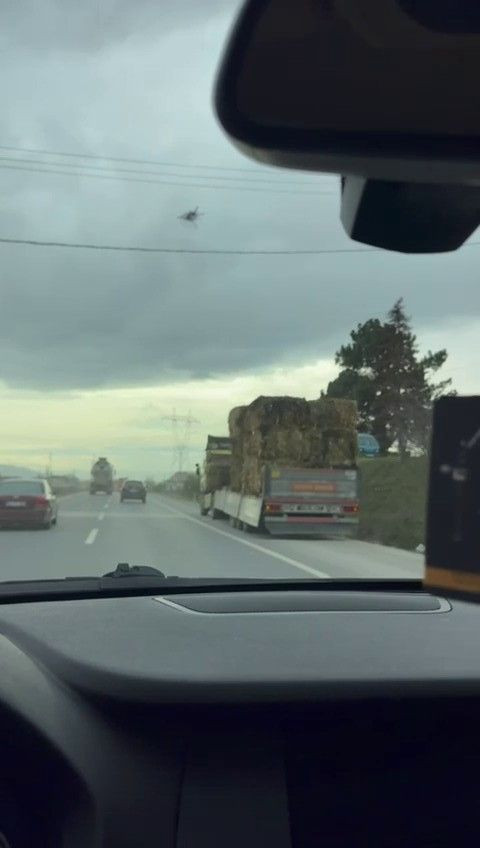 Seyir Halindeki Tırdan Düşen Saman Balyaları Trafiği Tehlikeye Attı - Sayfa 1