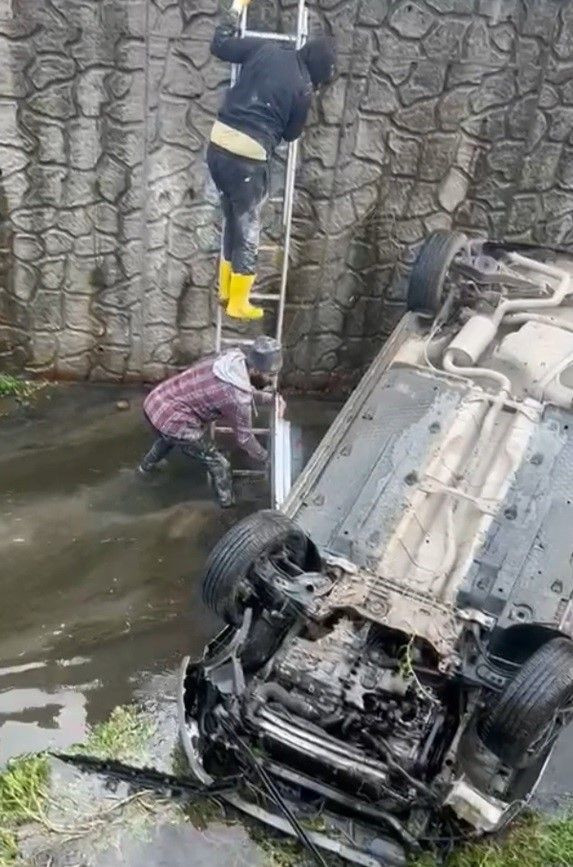 Sakarya’da Kanala Devrilen Otomobilin Sürücüsü Yaşamını Yitirdi - Sayfa 3