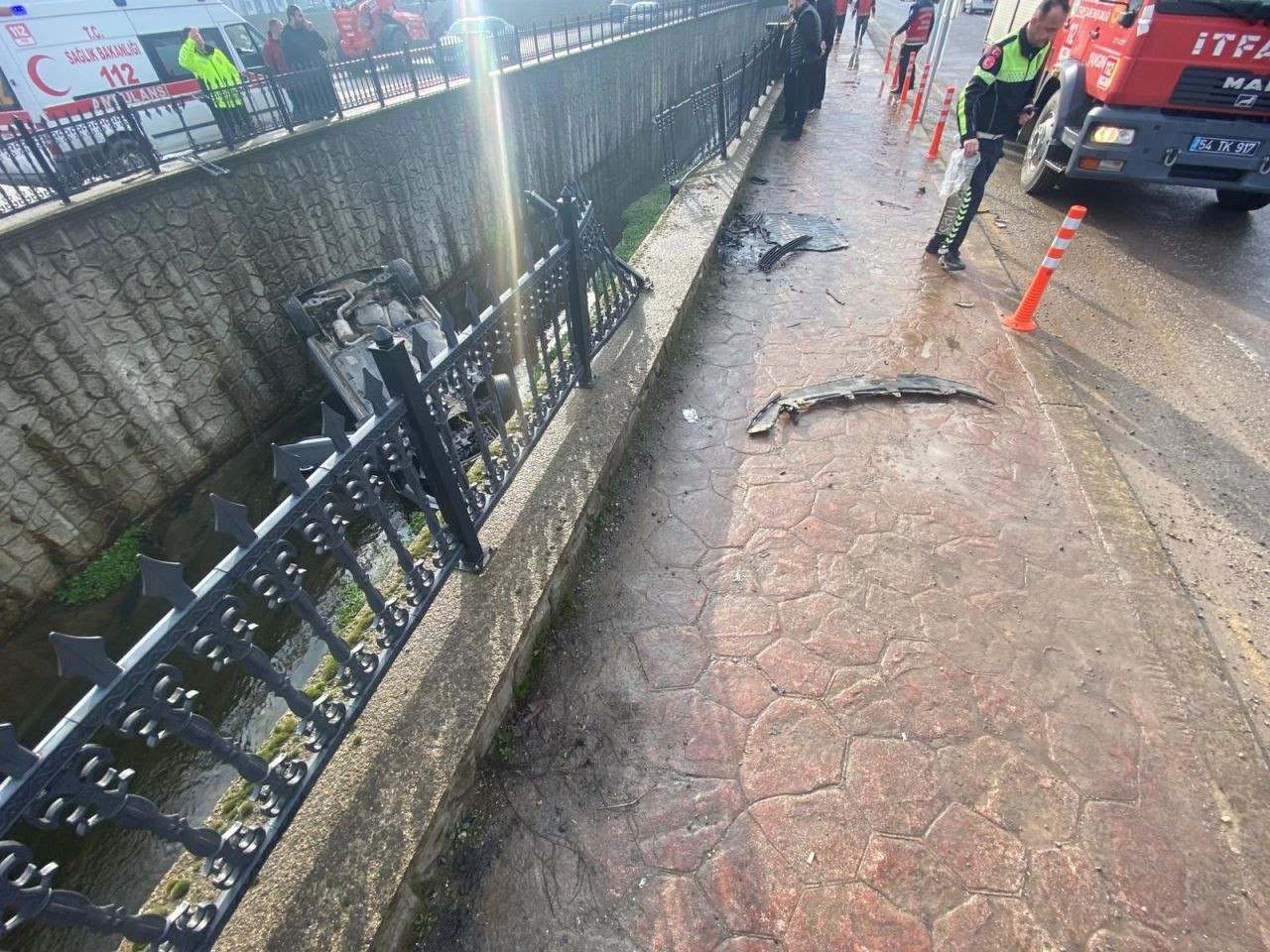 Sakarya’da Kanala Devrilen Otomobilin Sürücüsü Yaşamını Yitirdi - Sayfa 4