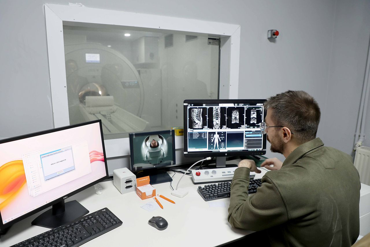 Akyazı Devlet Hastanesi’nde Yapay Zekâ Destekli MR Dönemi Başladı - Sayfa 1