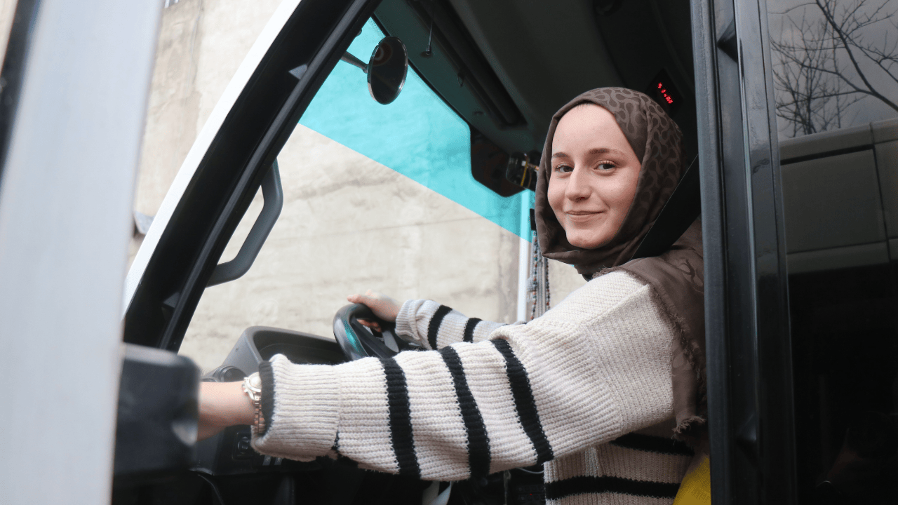 Muavinlikle Başladı, Minibüs Direksiyonunda Kadınlara İlham Oluyor - Sayfa 3