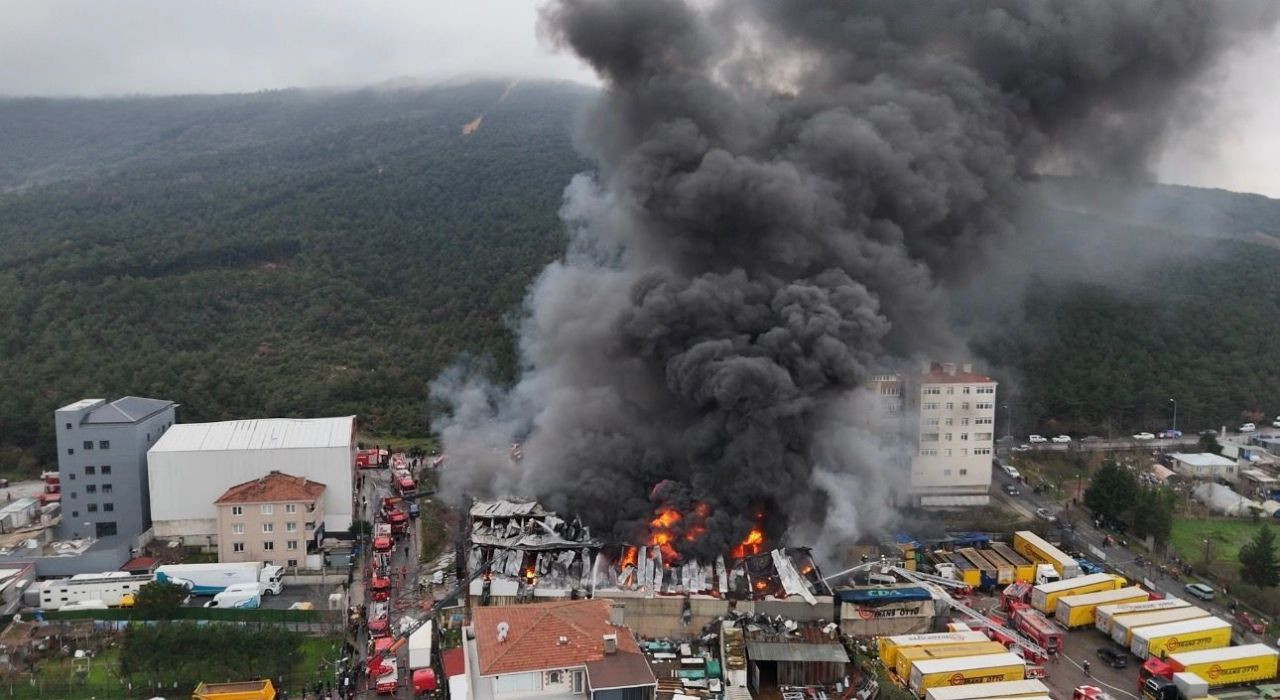 Fabrika'da Korkutan Yangını - Sayfa 3