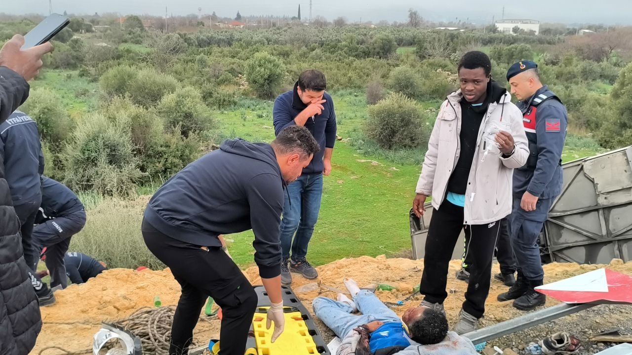 Yolcu Otobüsü Şarampole Yuvarlandı: Ölü ve Yaralılar Var - Sayfa 1