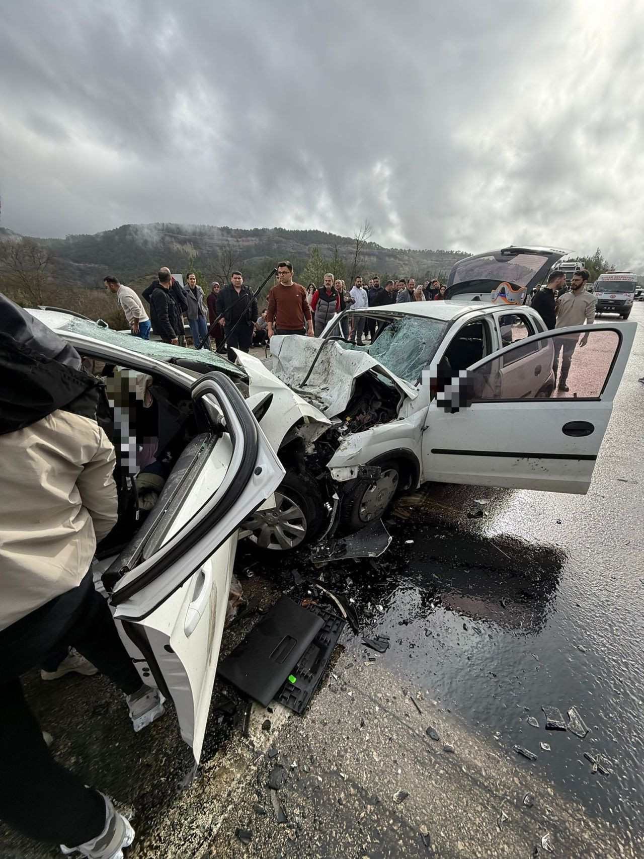 İki Otomobil Kafa Kafaya Çarpıştı - Sayfa 4