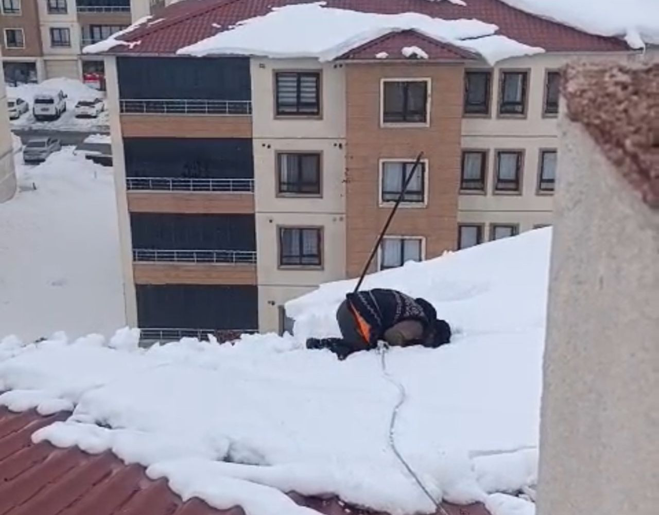 Dondurucu Soğukta Çatıda Namaz Kıldı - Sayfa 1